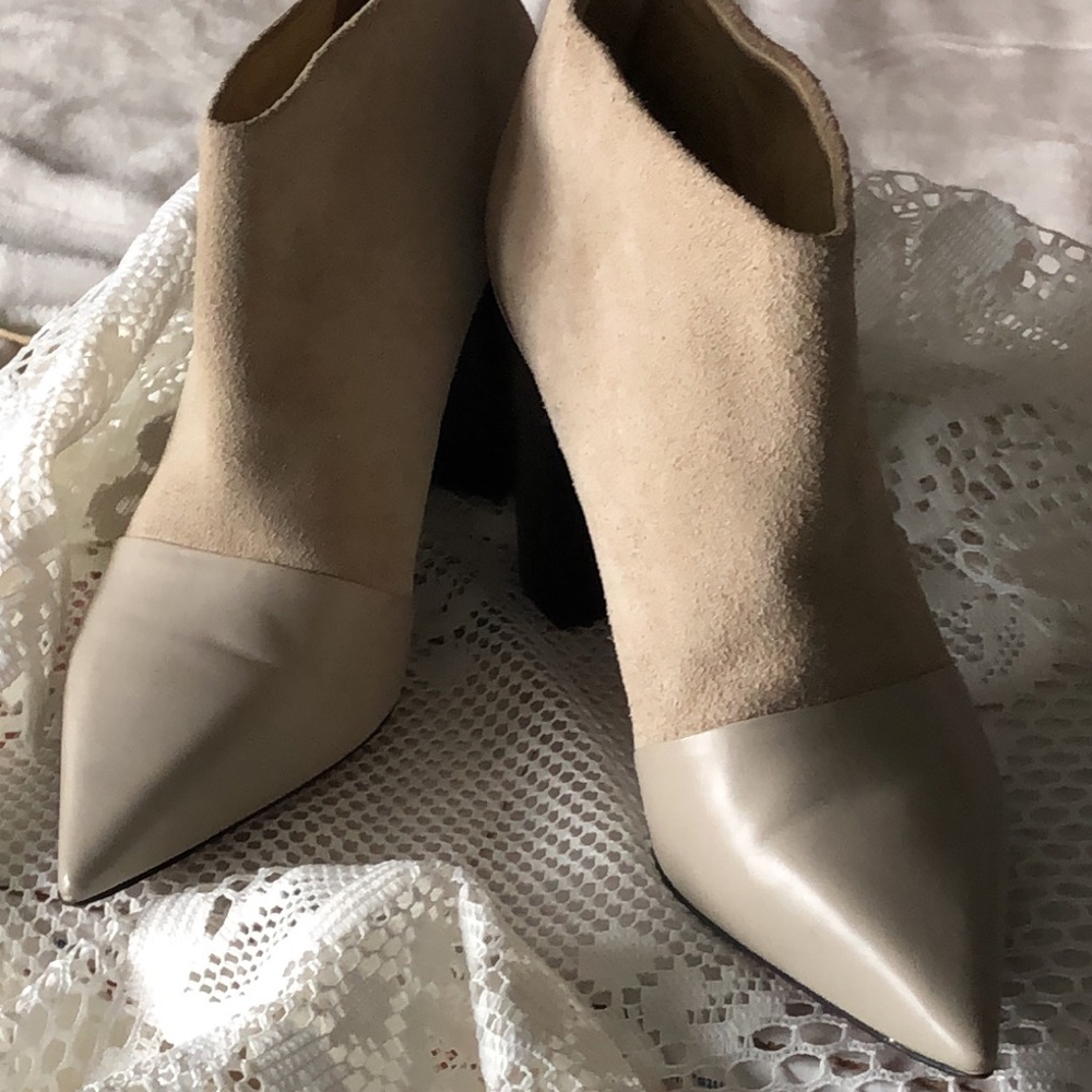 🔥🔥SEE by Chloe 40 EU/US10, cream suede,leather, ankle boots. Pointed toe. EUC.